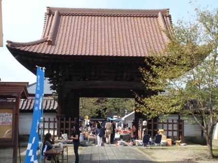 誠市が行われる真宗誠照寺派本山誠照寺です